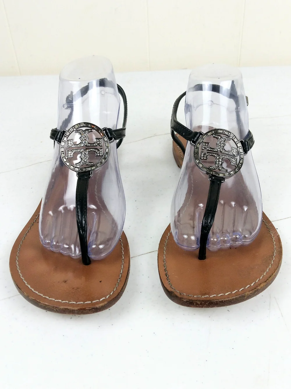 Tory Burch Thong Sandals Size 9.5 Black Patent Leather Large Rhinestone Logo